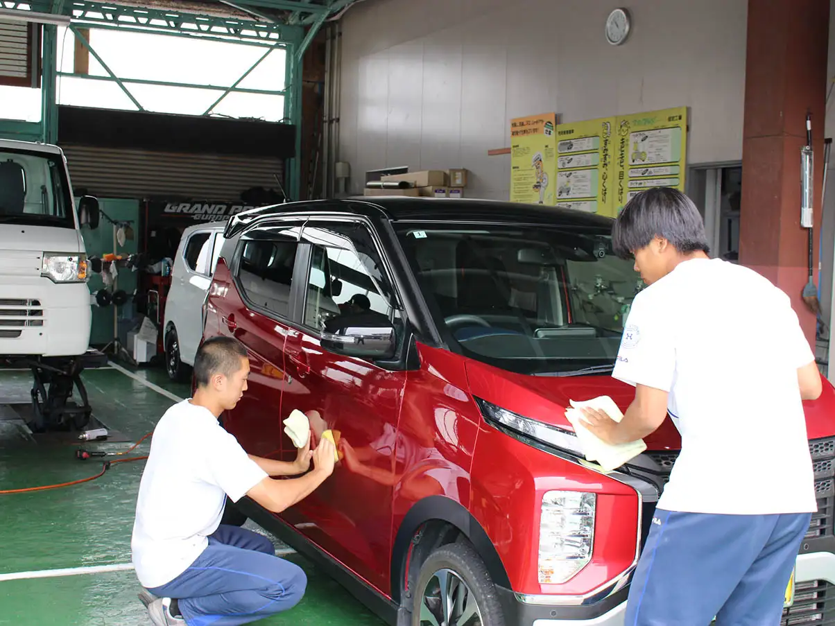 自動車整備の実習の様子