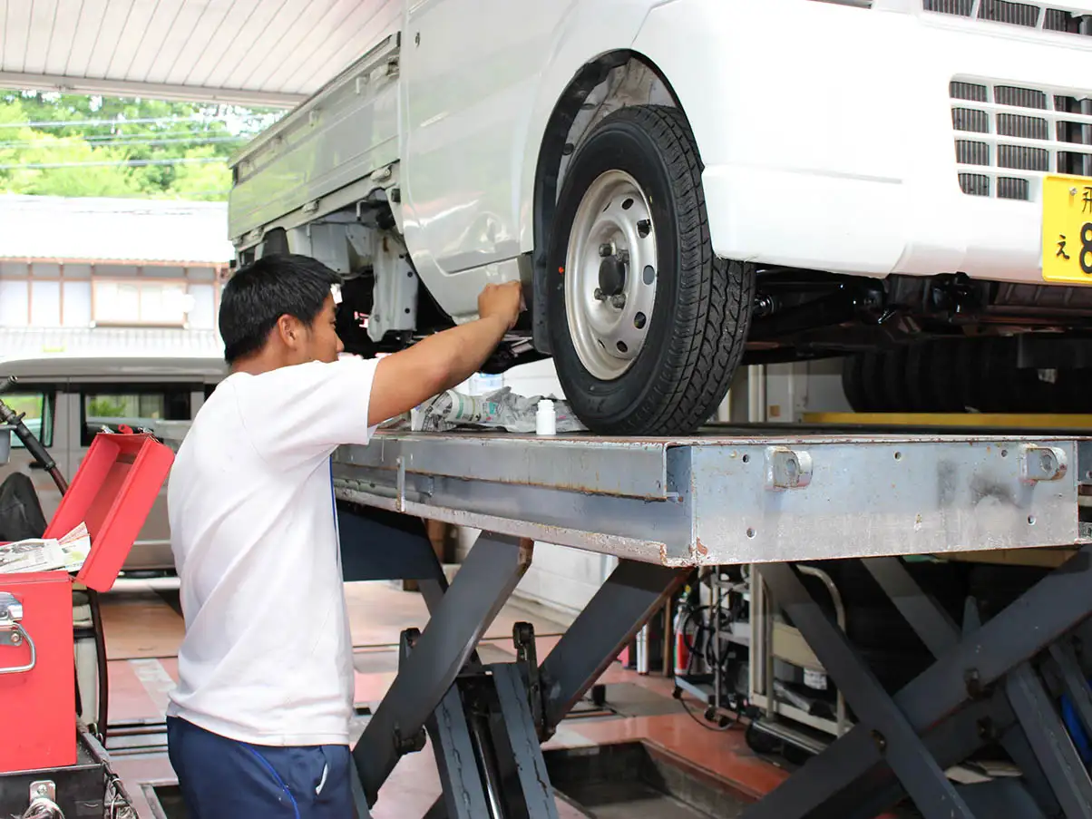 自動車整備の実習の様子
