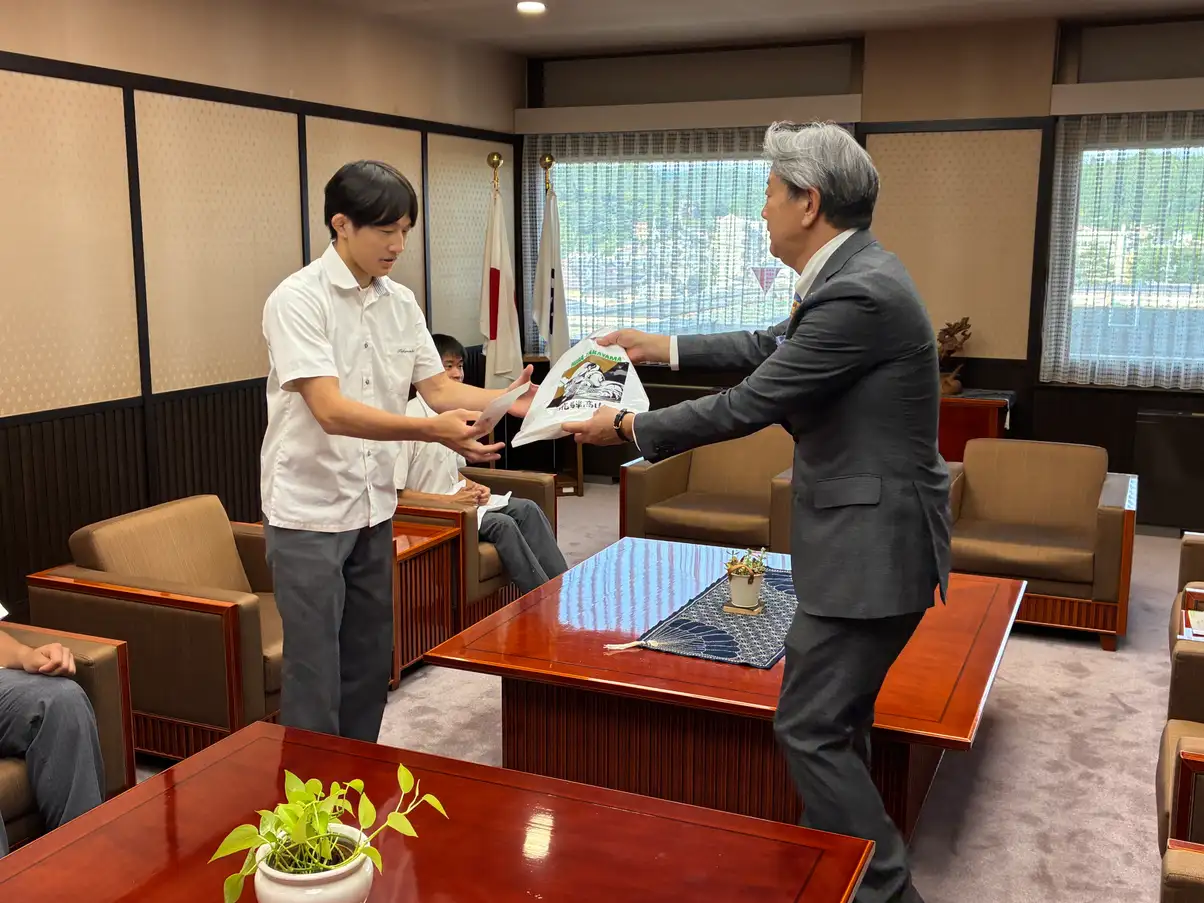 記念品贈呈の様子