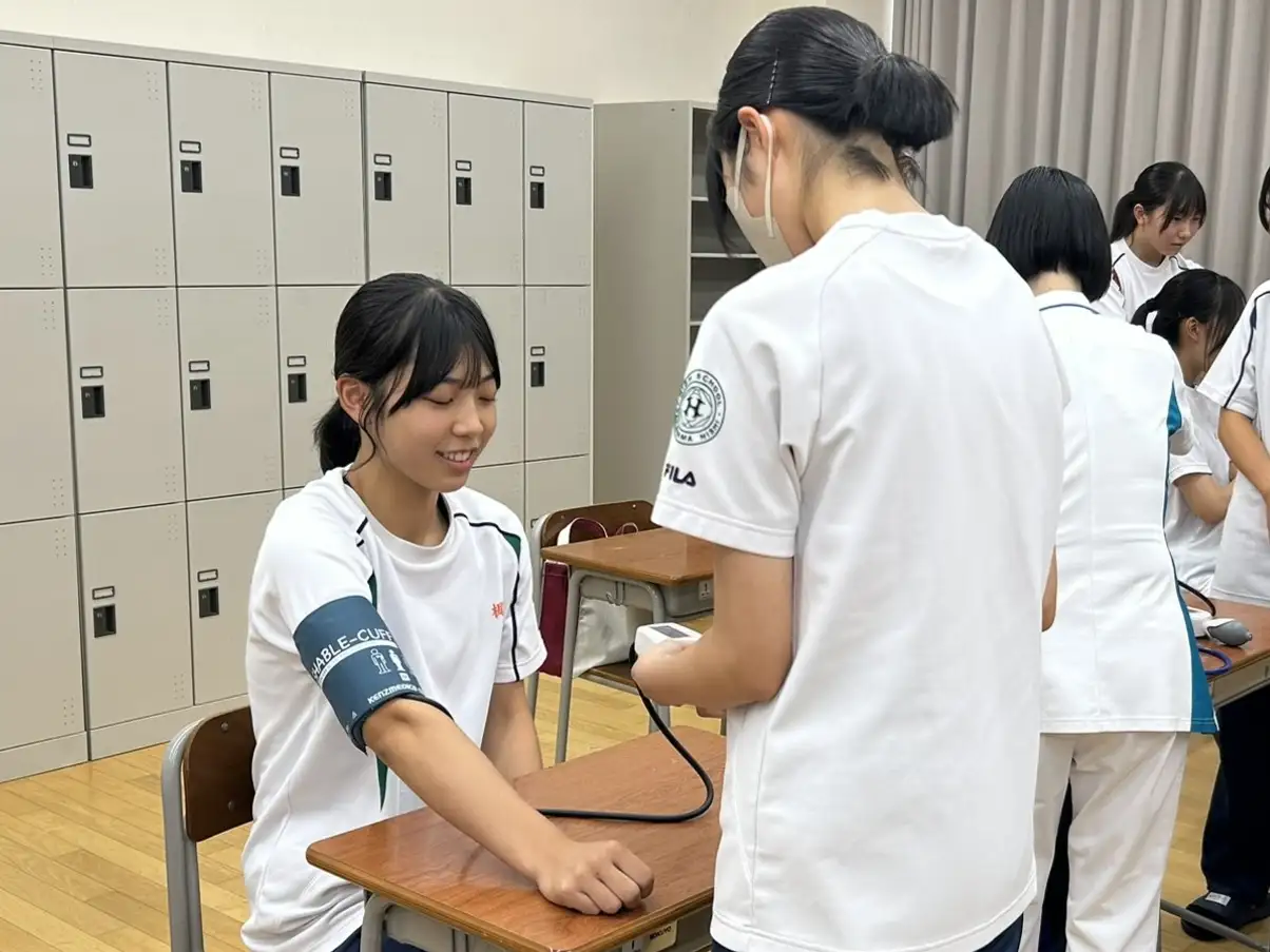 血圧測定を体験する様子