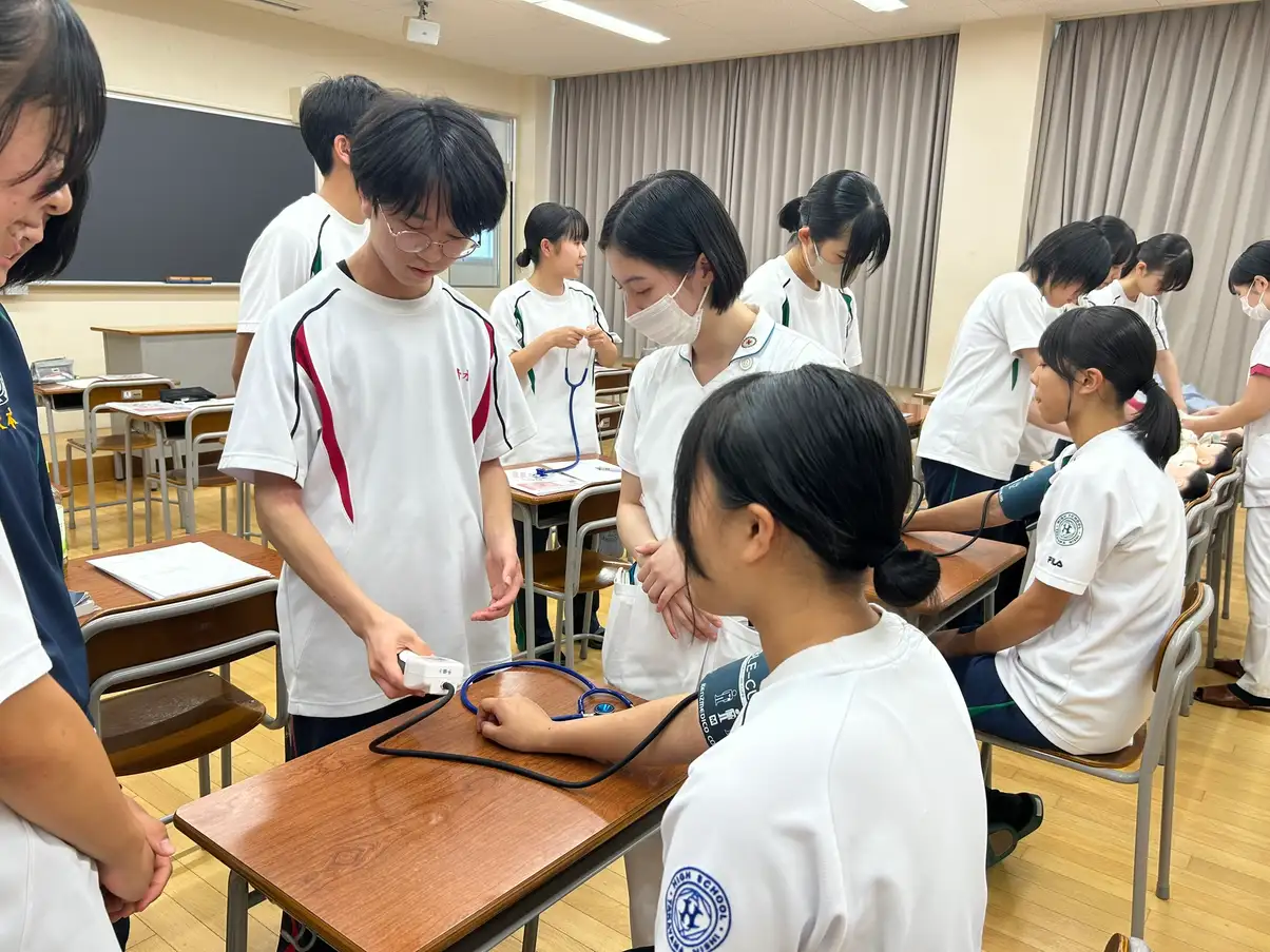 医療機器の使い方を学ぶ様子