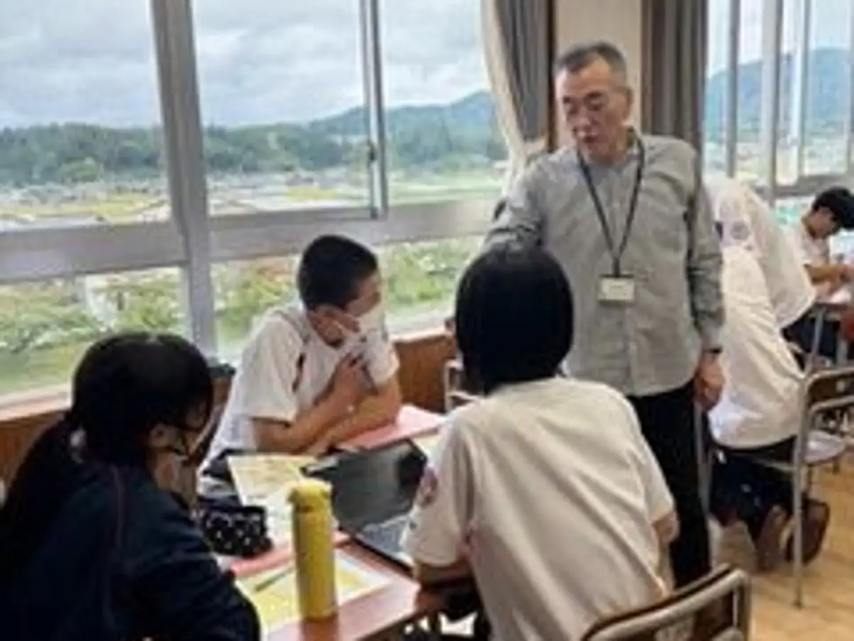 講師の説明を聞きながら学ぶ生徒たち