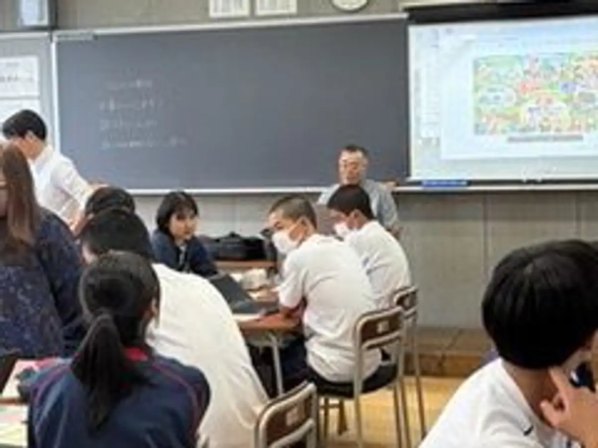 教室でDX地域探究プログラムに取り組む生徒たち