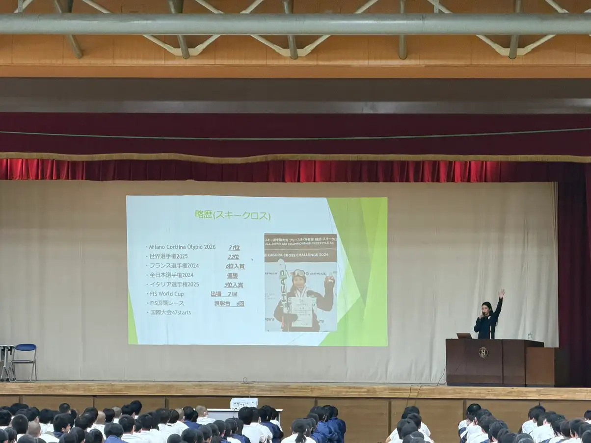創立記念講演会で自身の経験を語る新井真季子さん