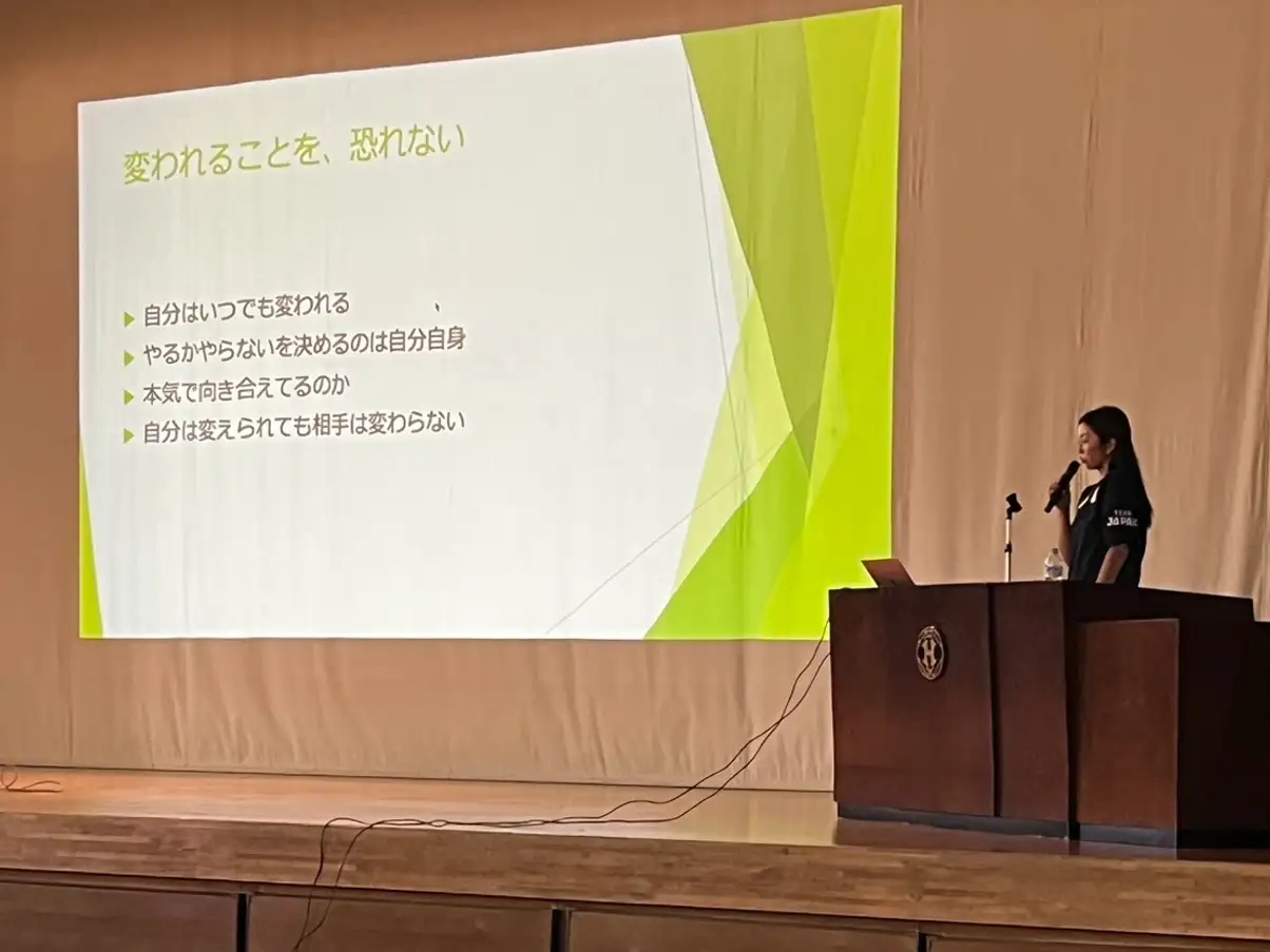 創立記念講演会で講演する新井真季子さん