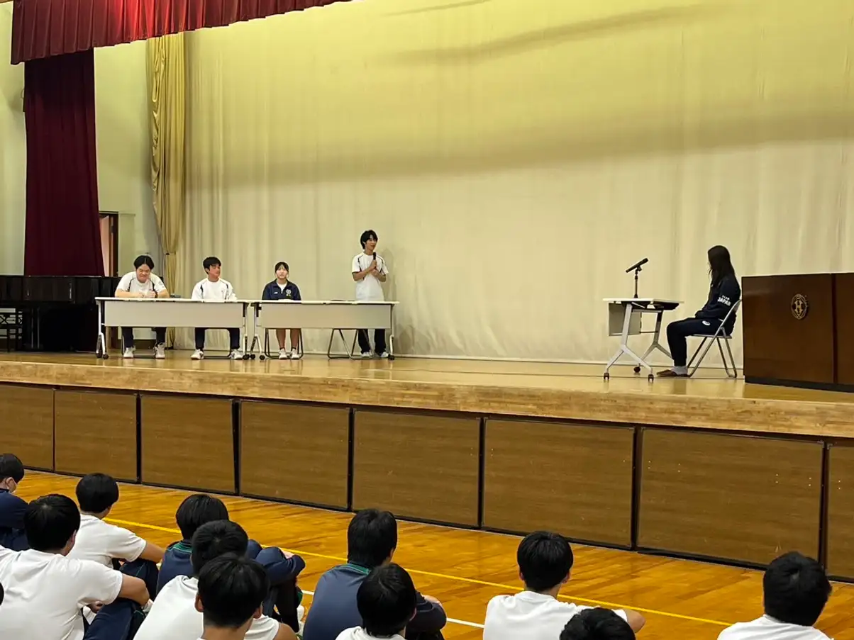 生徒からの質問に答える座談会の様子