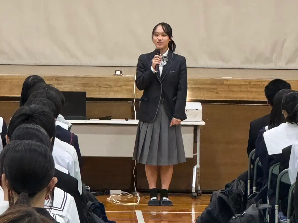 中学生に向けて話す在校生