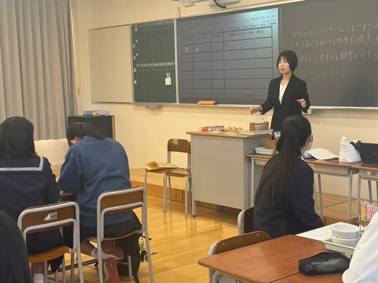 教室で授業を体験する中学生
