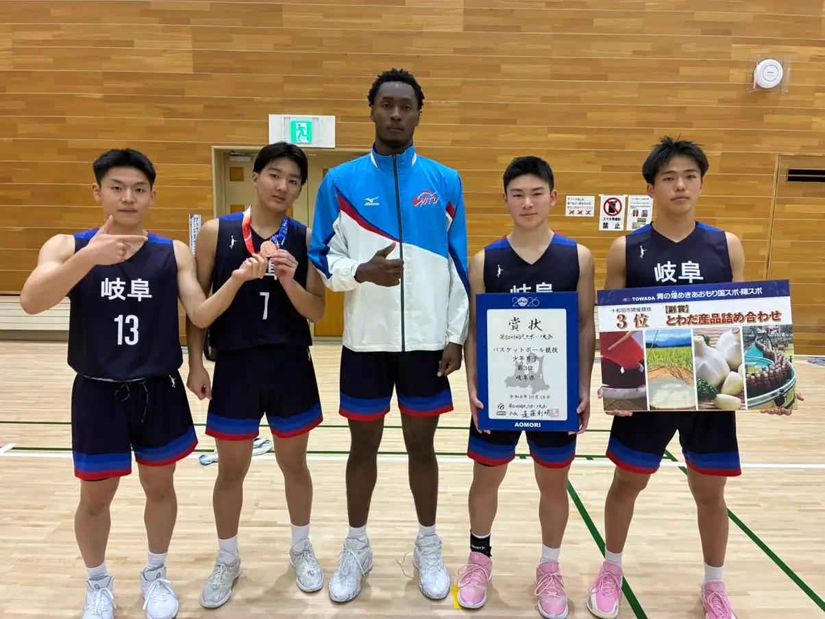 国民スポーツ大会で第3位に入賞したバスケットボール少年男子の選手たち