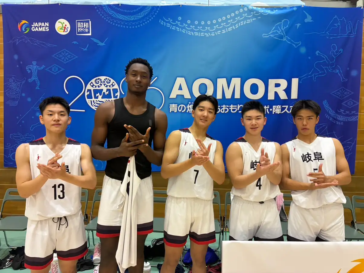 大会会場でのバスケットボール選手たちの記念撮影